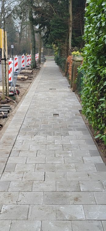 Wij verzorgen machinaal en ambachtelijk straatwerk voor parkeerplaatsen, trottoirs, rijwegen en andere bestratingsprojecten