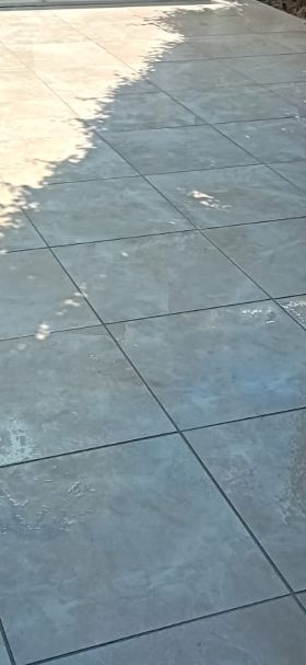 Sierbestrating gelegd in een tuin voor een stijlvolle afwerking