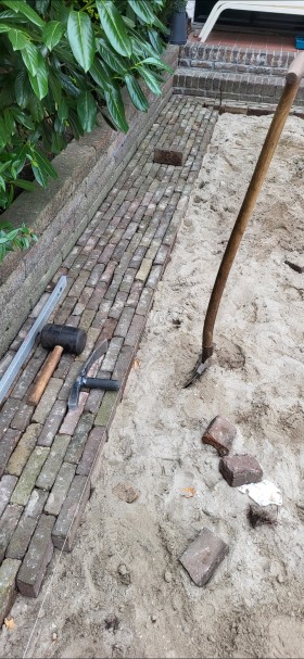 Traditioneel straatwerk met waaltjes die met de hamer worden gelegd voor nauwkeurige afwerking