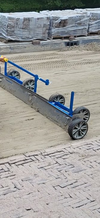 Voorbereiding van de ondergrond voor straatwerk met behulp van een strakvlak