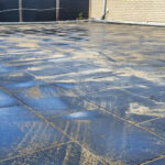 Bestrating van achtertuin met betontegels in Abcoude