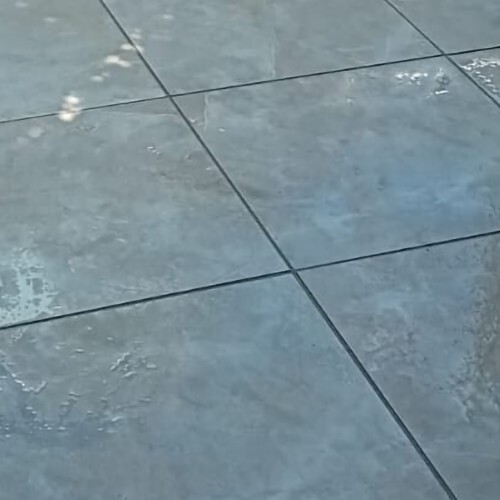 Aanleg van een terras met keramische tegels in Wassenaar-Zuid